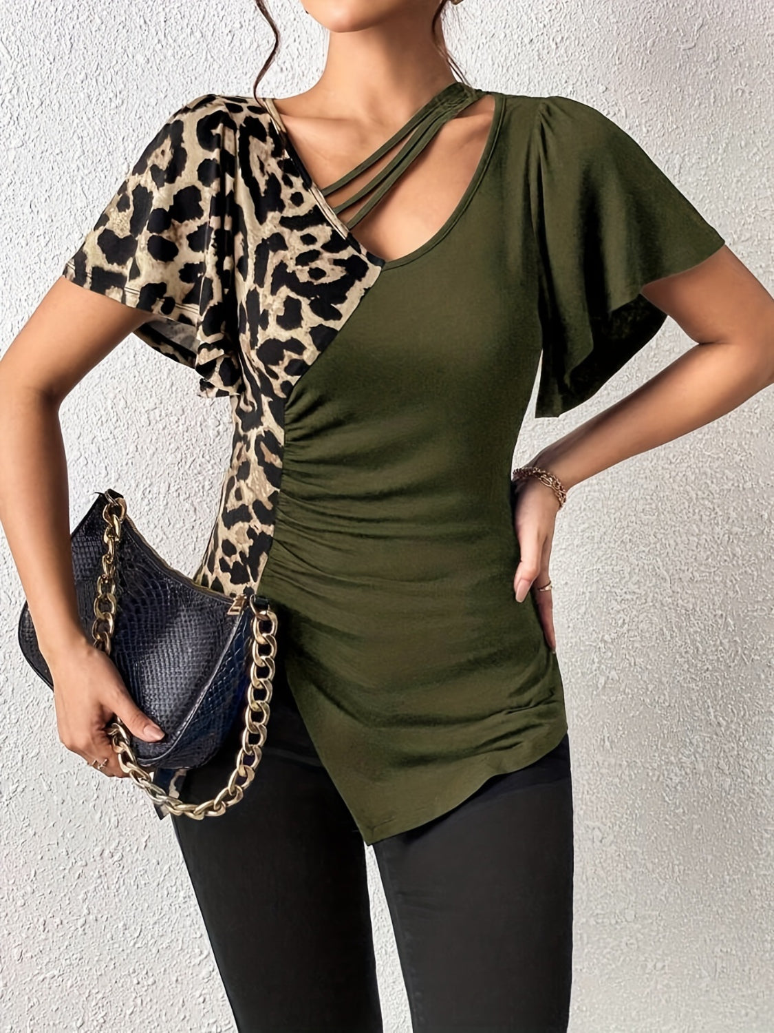 T-Shirt mit gerüschtem Leopardenmuster und Flatterärmeln