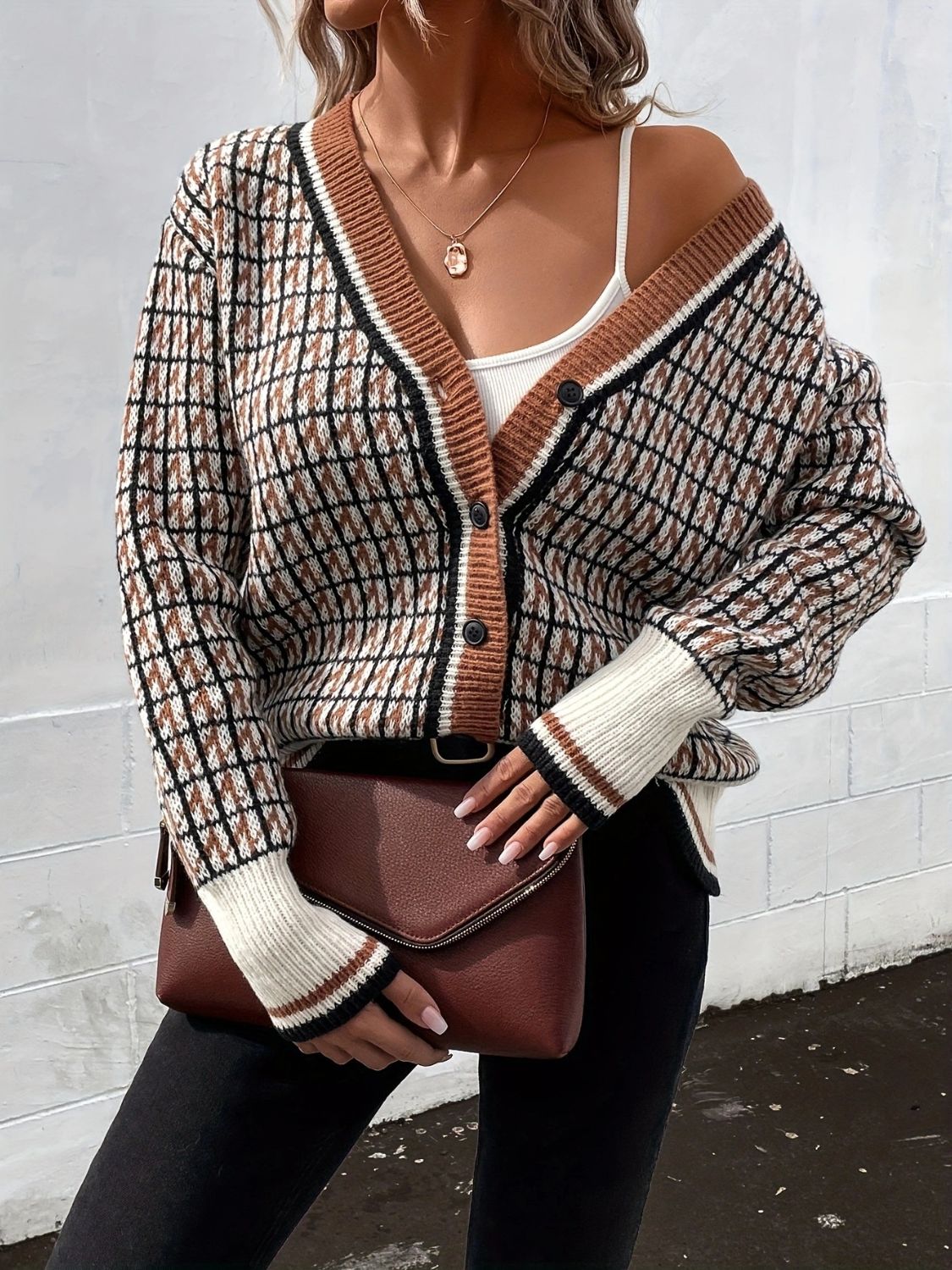 Karierte Strickjacke mit V-Ausschnitt und Knopfleiste