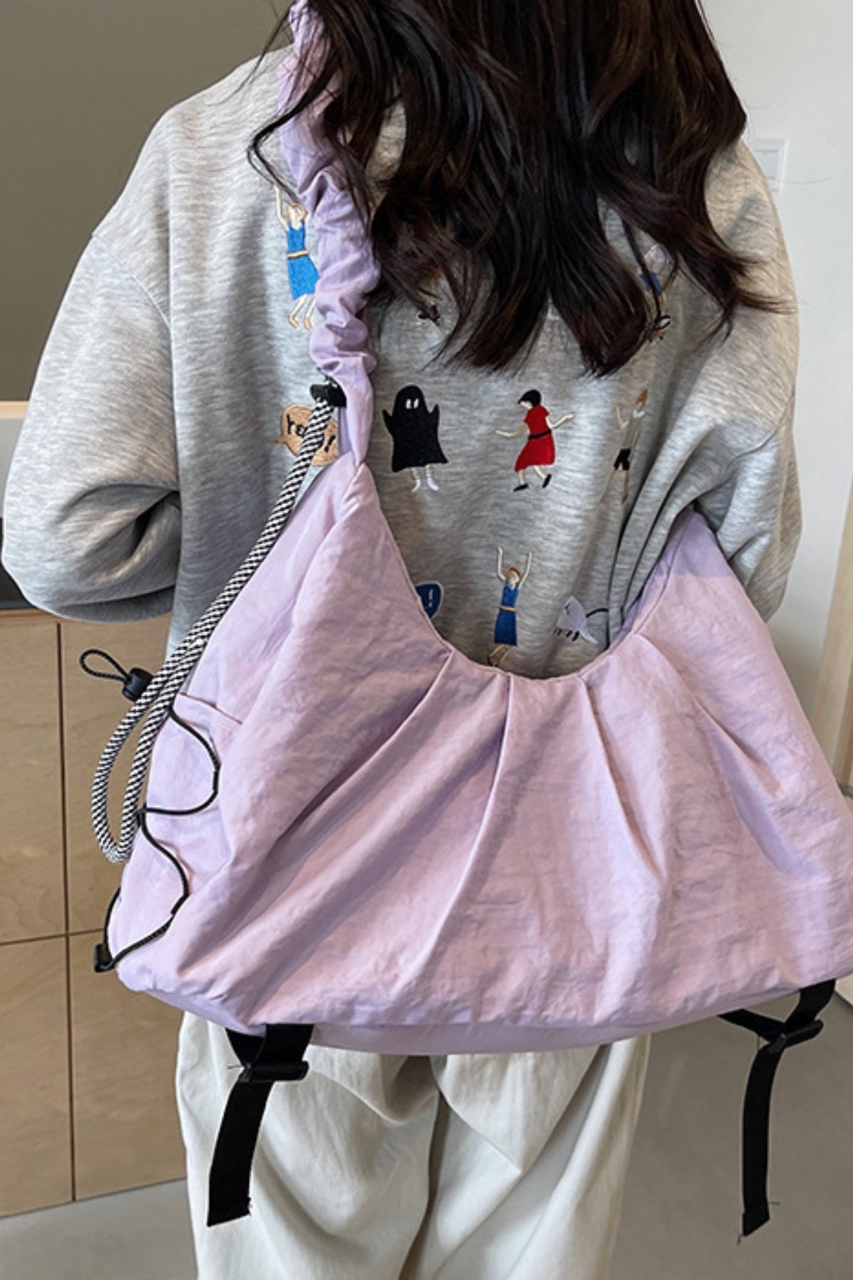 Umhängetasche mit Kordelzug und Rüschen