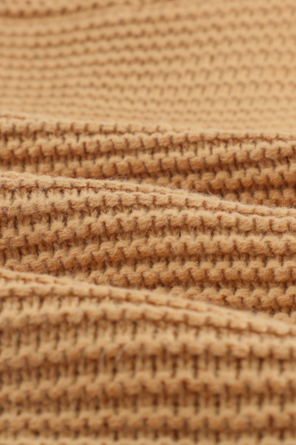 Rollkragenpullover mit langen Ärmeln und seitlichem Schlitz