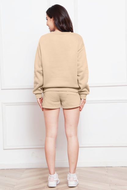Set aus langärmligem Sweatshirt mit Rundhalsausschnitt und Shorts mit Kordelzug