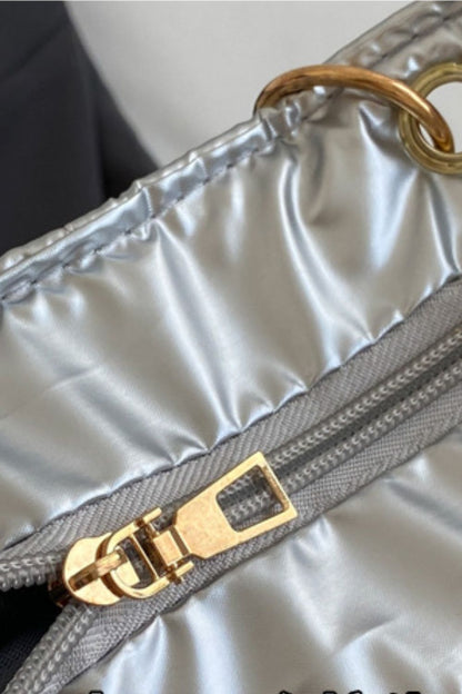 Handtasche mit Kettendetail und Blasenstruktur