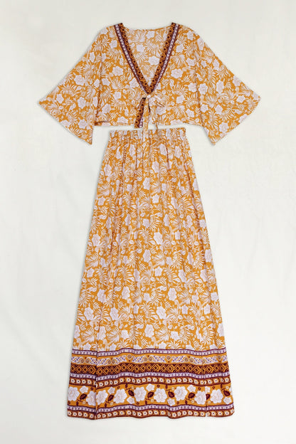 Set aus bedrucktem Oberteil mit halblangen Ärmeln und geschlitztem Rock