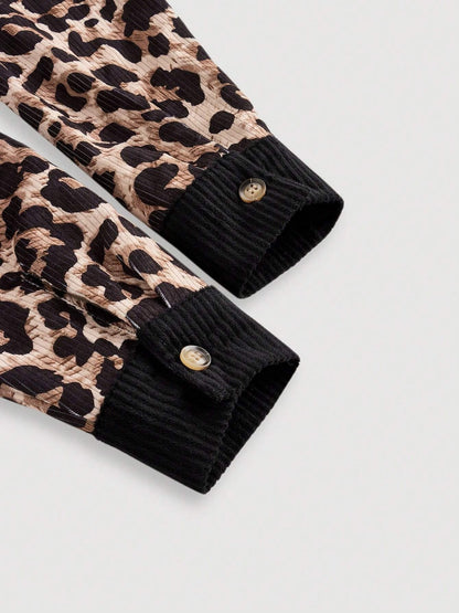 Hemdjacke mit Leopardenmuster und Kragen und Knopfleiste