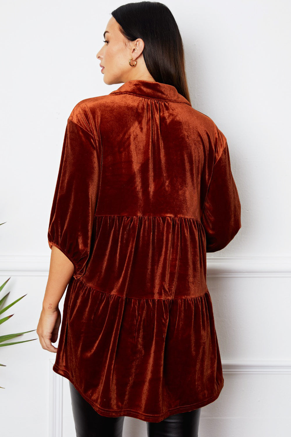 Gestuftes Hemd aus Samt mit Knopfleiste und Kragen