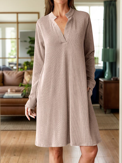 Minikleid mit langen Ärmeln und Einkerbungen und Taschen