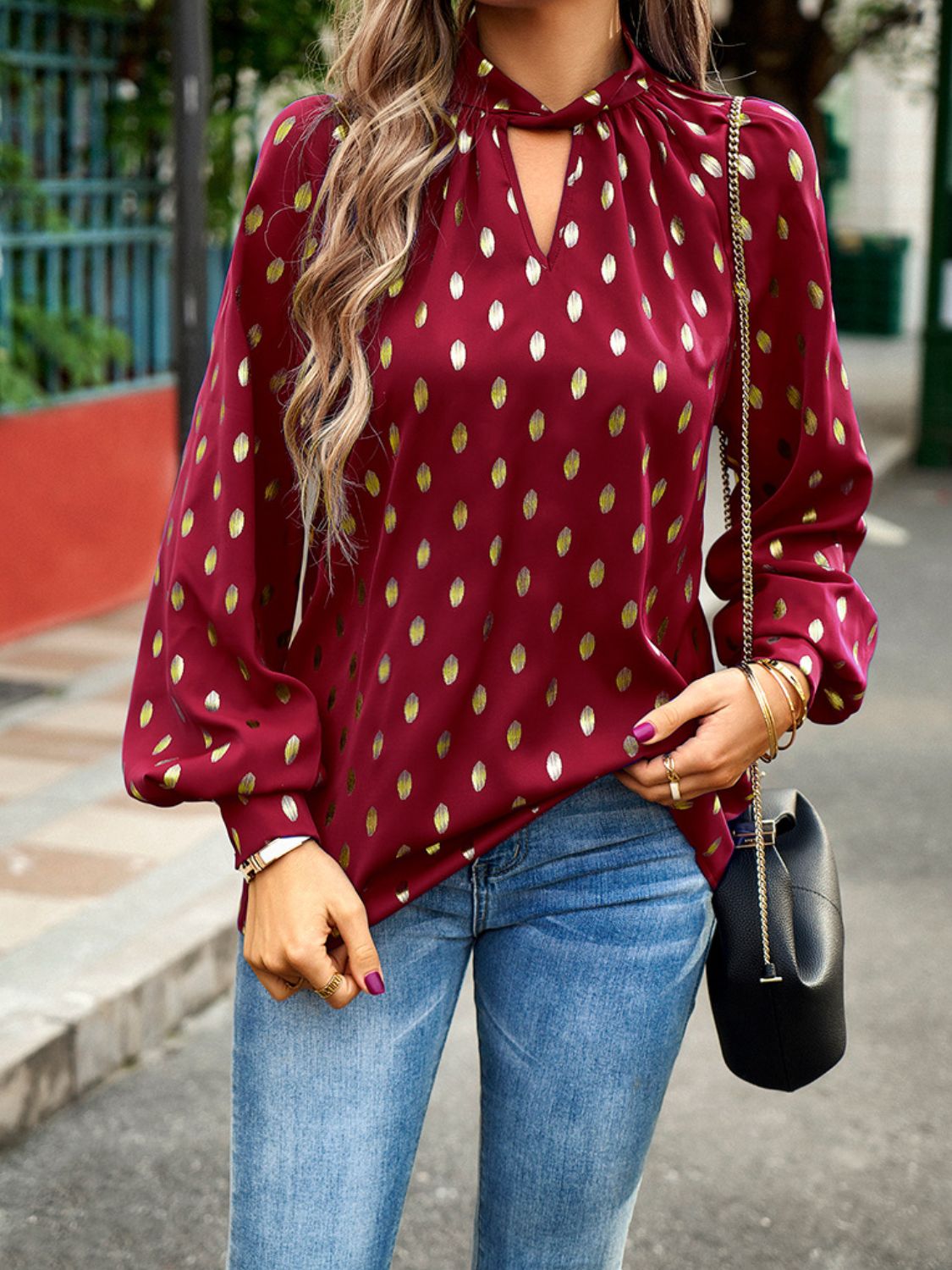 Blusa con mangas farol y escote simulado