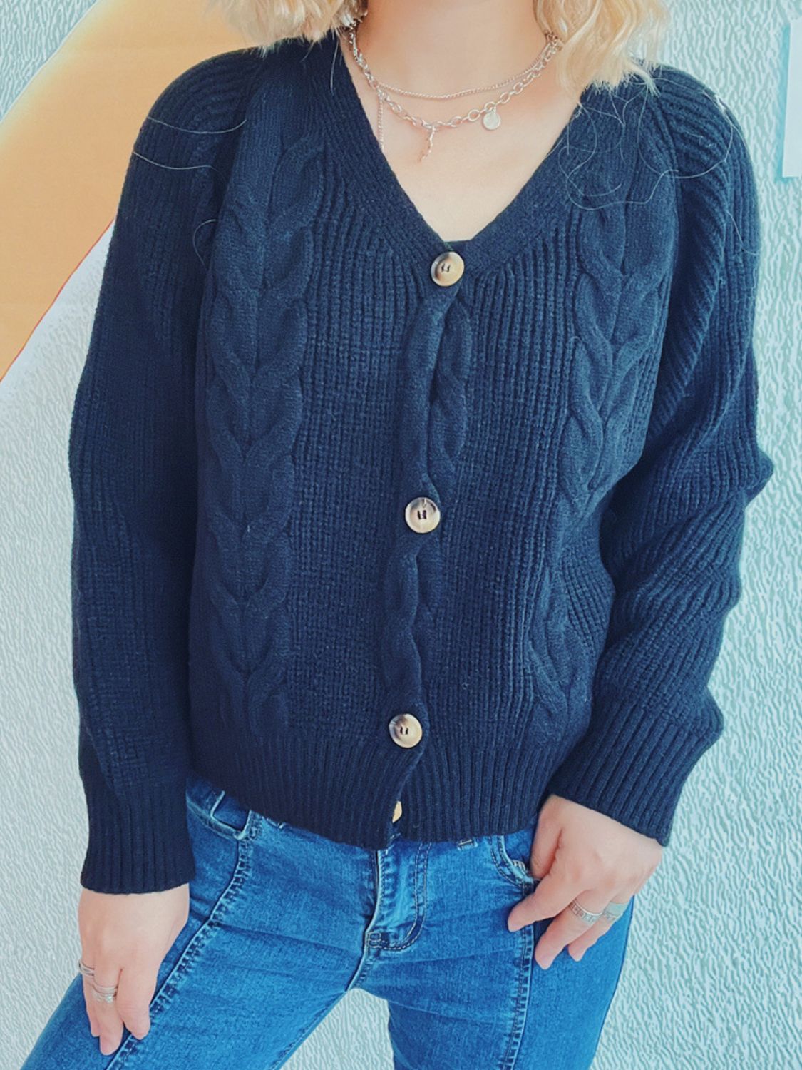 Strickjacke mit Zopfmuster und V-Ausschnitt sowie Knopfleiste und langen Ärmeln