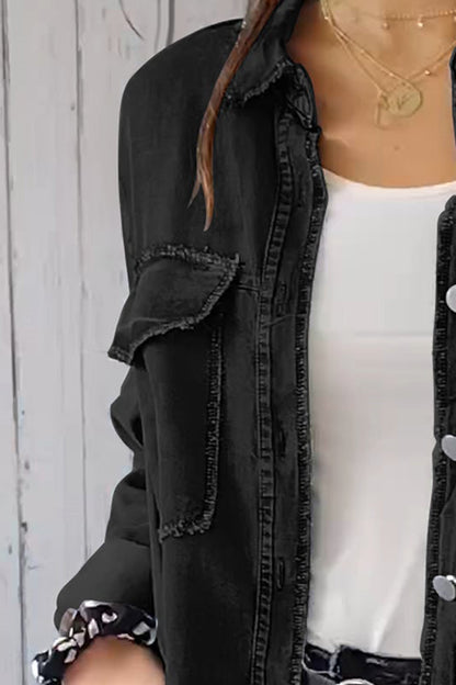 Jeansjacke mit langen Ärmeln und Taschen in voller Größe und Knopfleiste