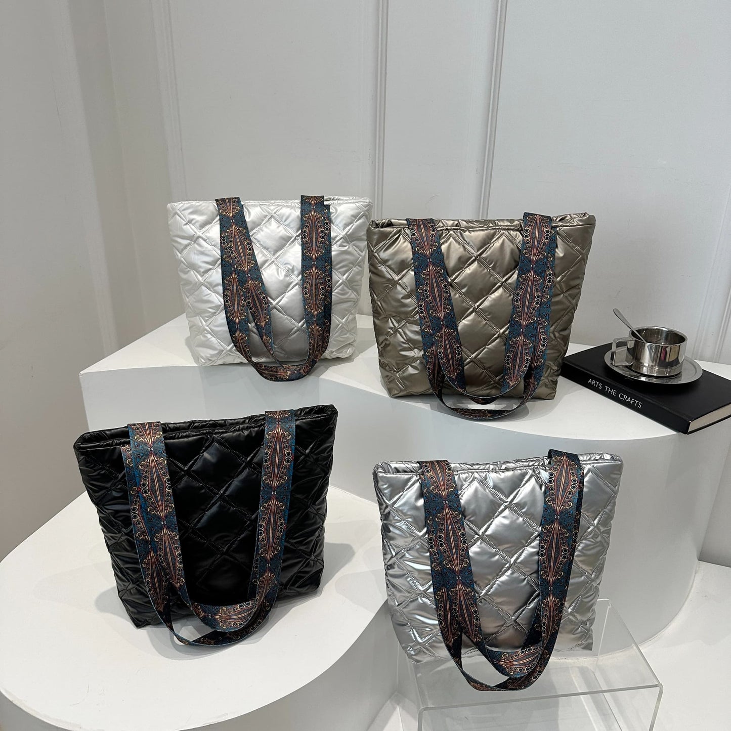 Gesteppte Handtasche aus PU-Leder mit bedrucktem Riemen