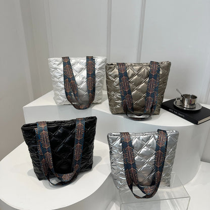 Gesteppte Handtasche aus PU-Leder mit bedrucktem Riemen