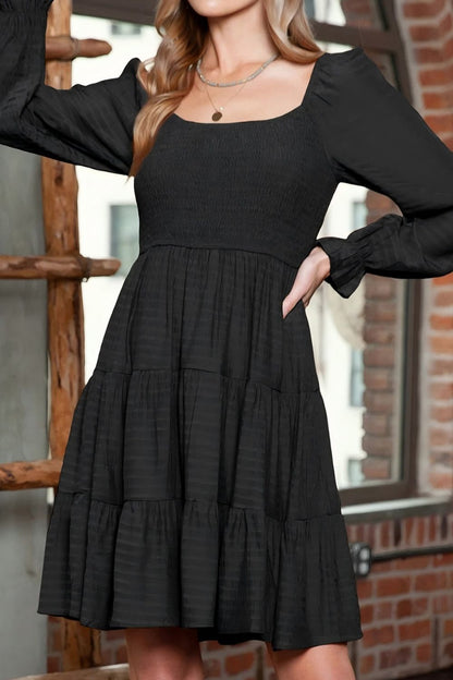 Kleid mit eckigem Ausschnitt und Volantärmeln