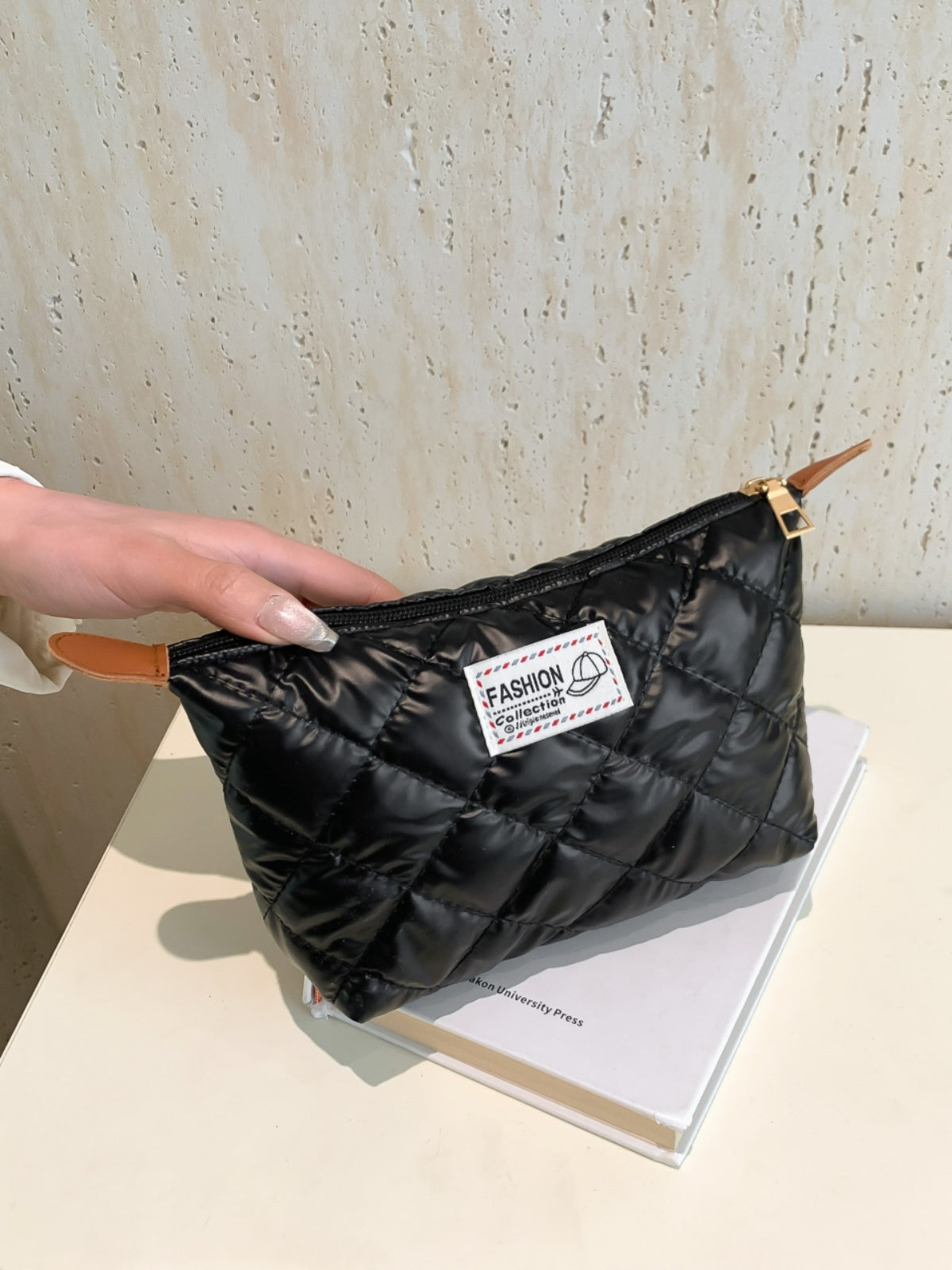 Solide gesteppte Clutch mit Reißverschluss
