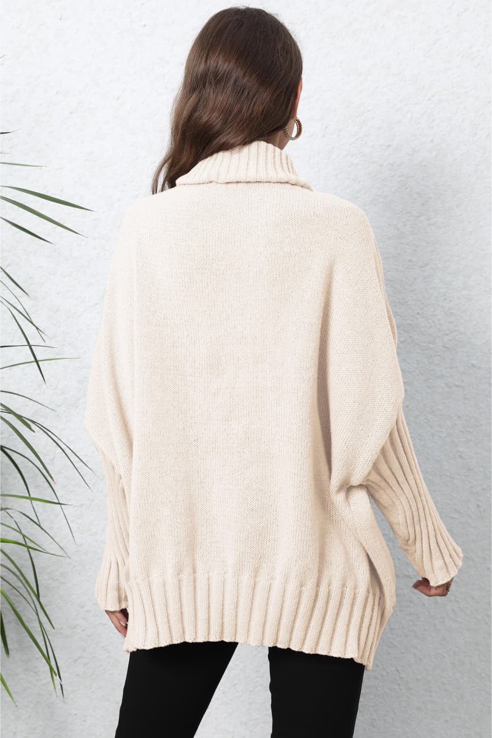 Gerippter Pullover mit Rollkragen und langen Ärmeln