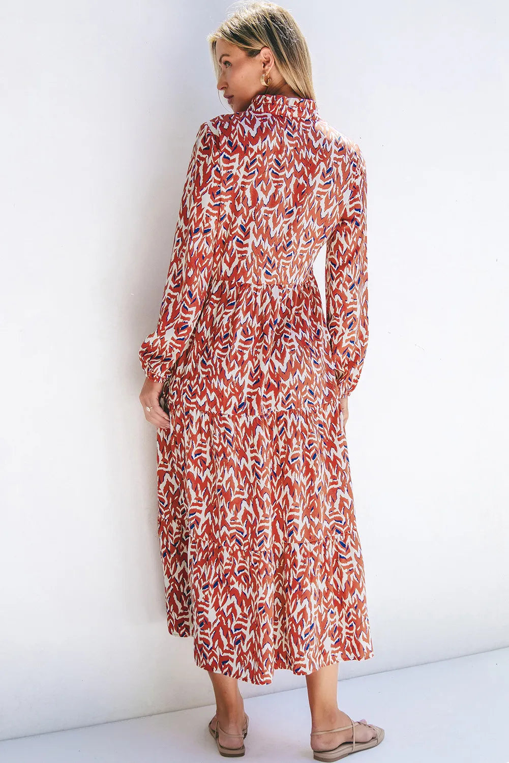 Bedrucktes Kleid mit langen Ärmeln und Kerben