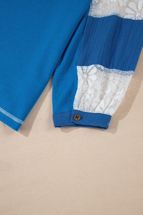 Oberteil mit V-Ausschnitt und Spitzen-Patchwork-Ärmeln