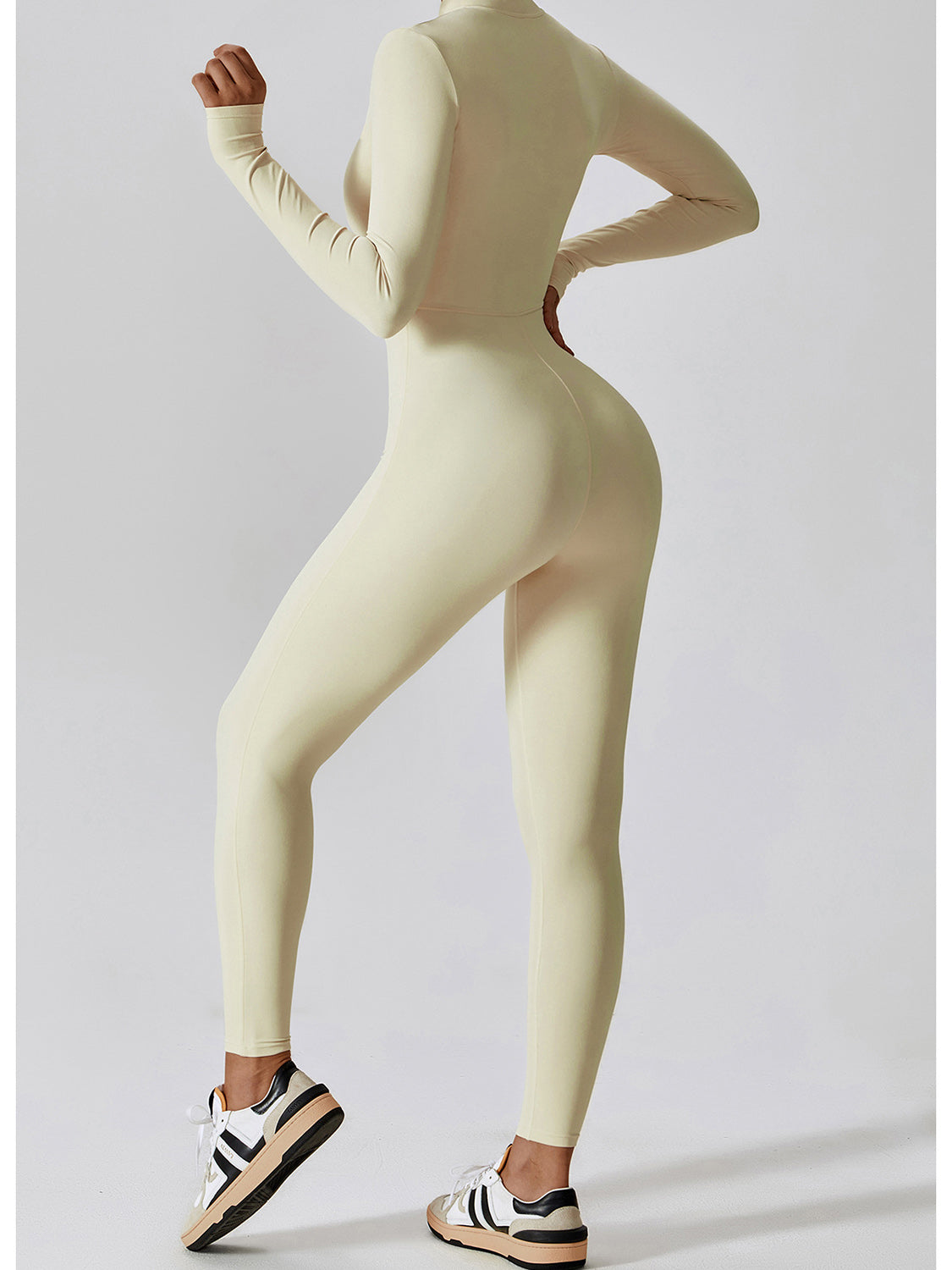 Jumpsuit mit Stehkragen und langen Ärmeln und Reißverschluss