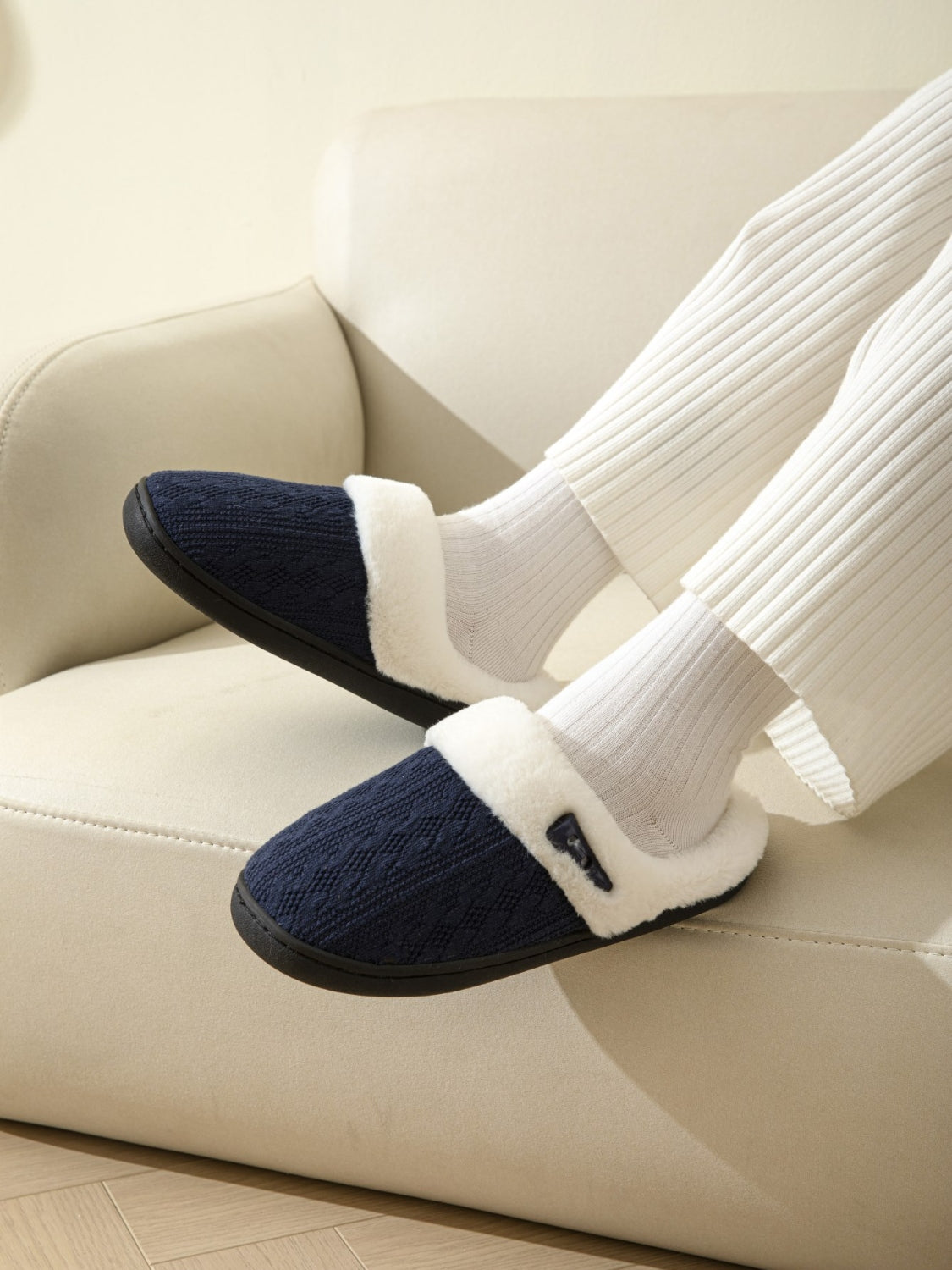 Flache Hausschuhe mit Hornschnalle und pelziger Textur