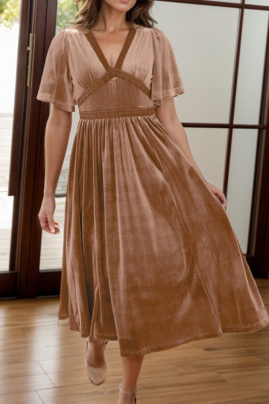 Kurzärmliges Kleid mit V-Ausschnitt und Spitzendetail