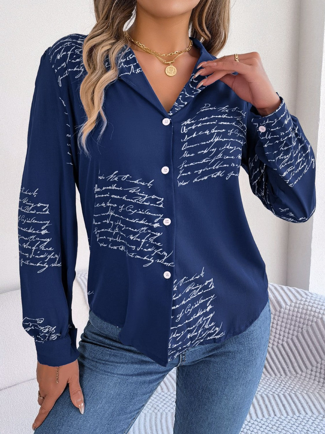 Langärmlige Bluse mit Buchstaben-Print und Knopfleiste