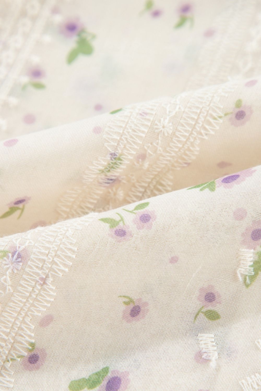 Langärmlige Bluse mit Rüschen und Spitzendetail und Schleife am Hals