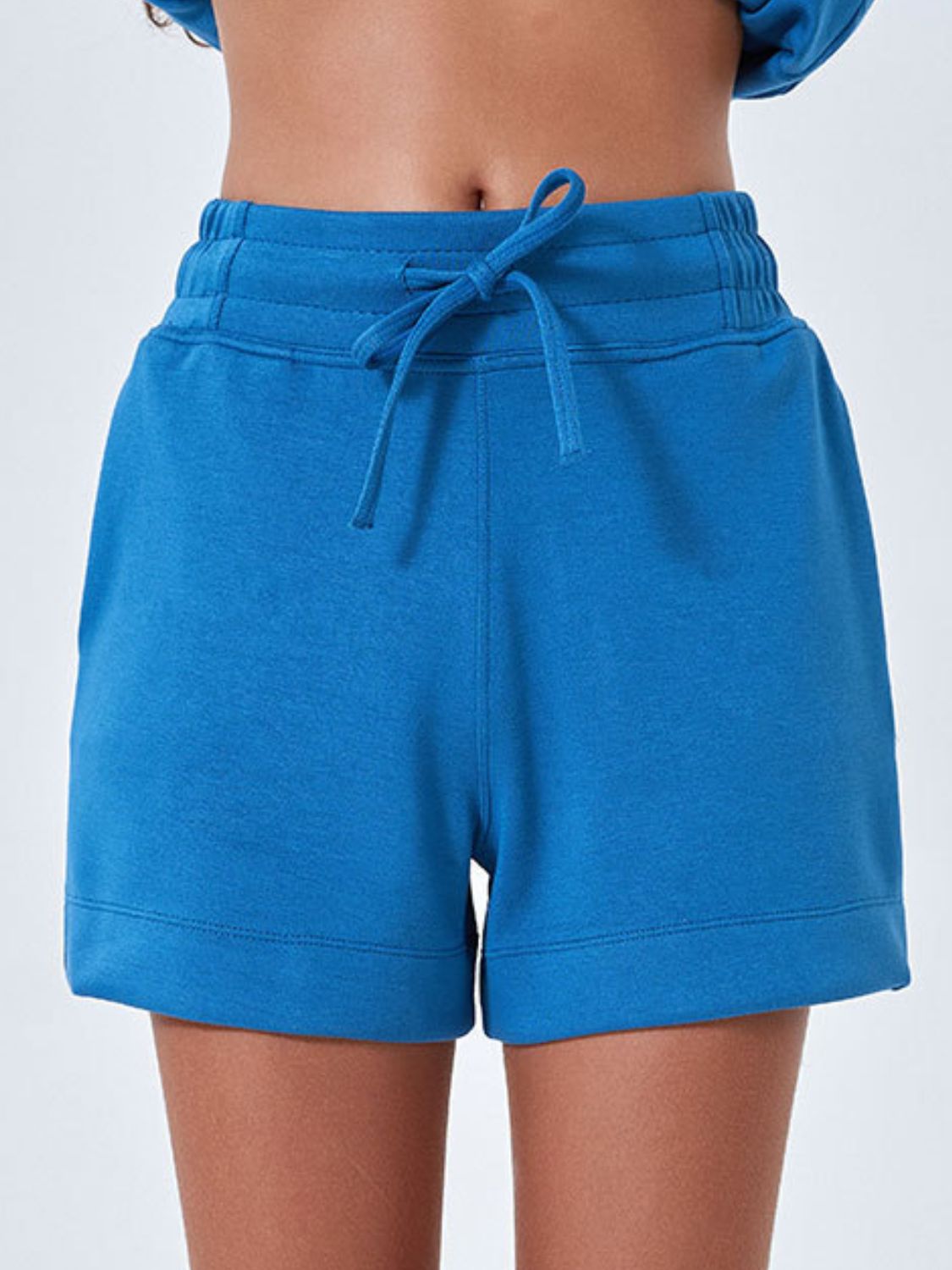 Einfarbige Shorts mit Kordelzug und Taschen