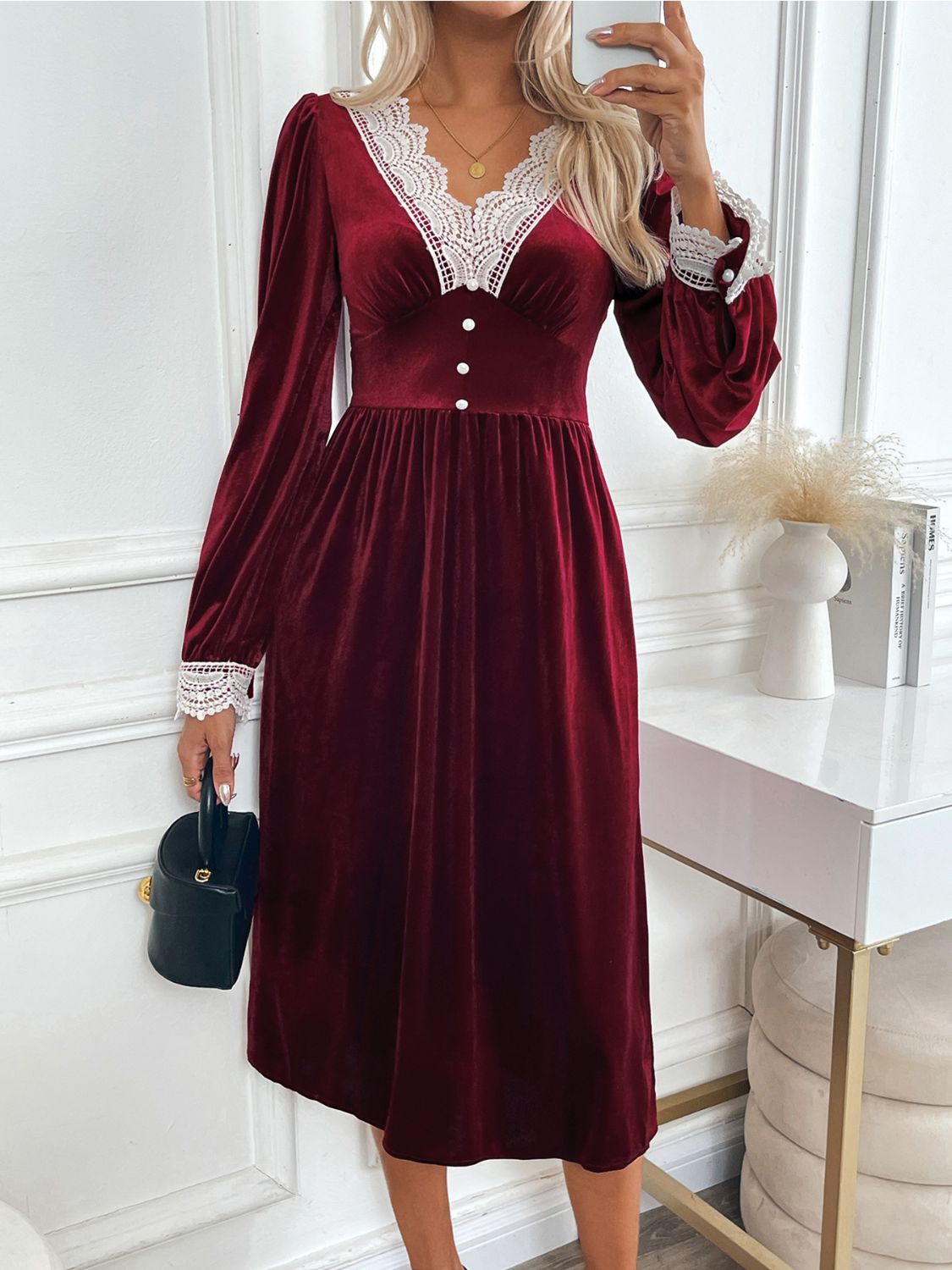 Perfee – Langärmliges Midikleid mit V-Ausschnitt und Spitzendetail