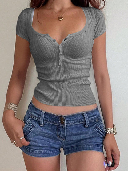 Strickoberteil mit U-Ausschnitt und halben Knöpfen und kurzen Ärmeln