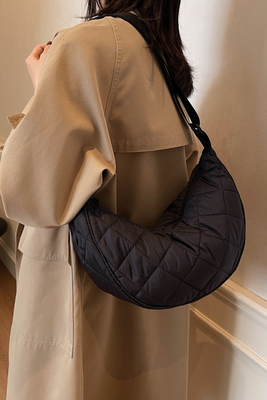 Umhängetasche mit Karomuster, gestepptem und verstellbarem Riemen