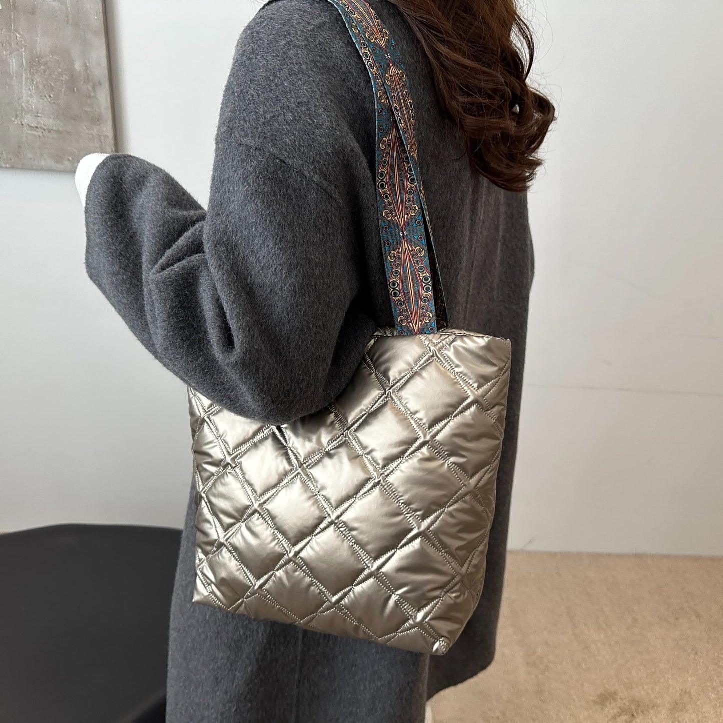 Gesteppte Handtasche aus PU-Leder mit bedrucktem Riemen