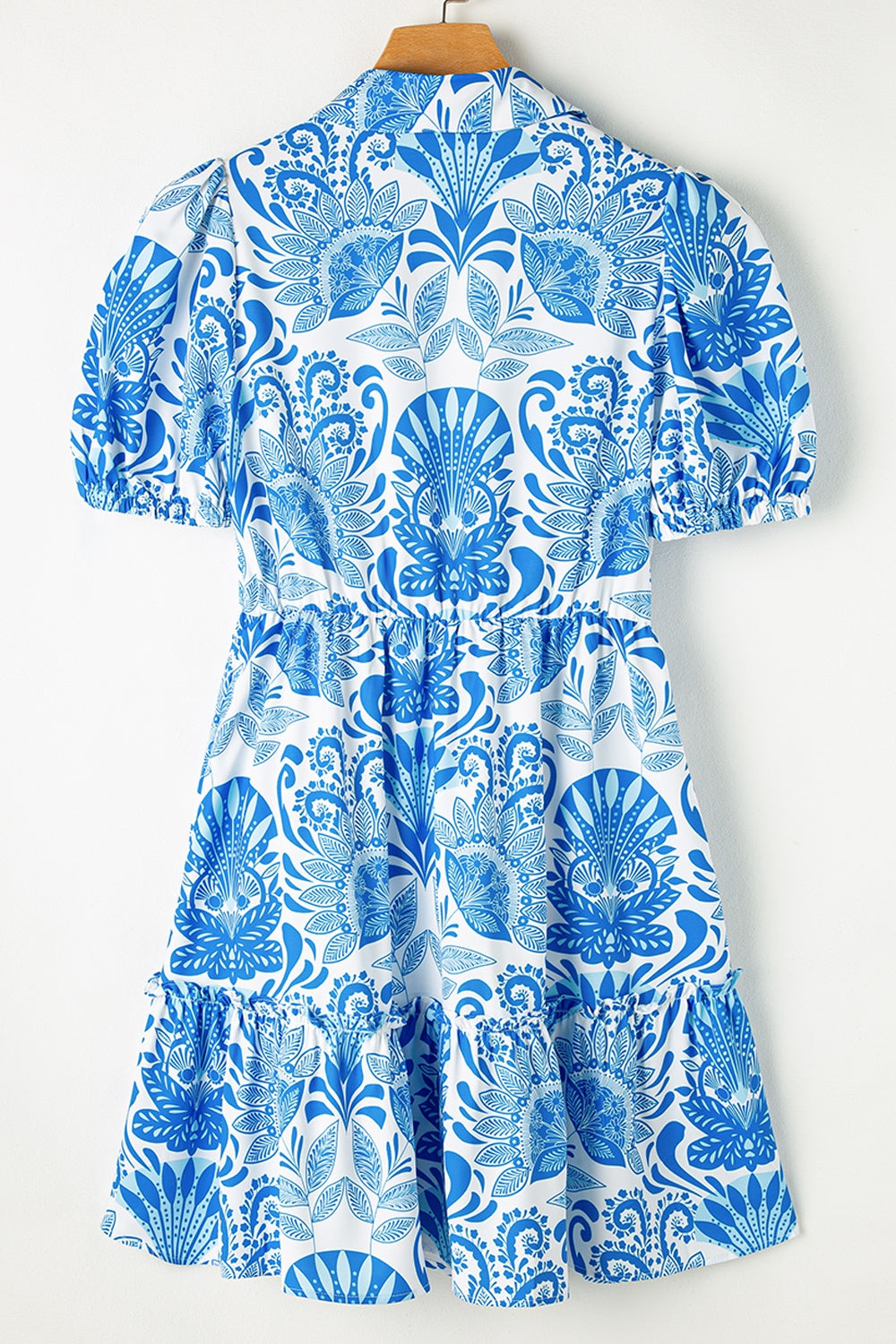 Kurzärmliges Minikleid mit Stufenmuster und Print