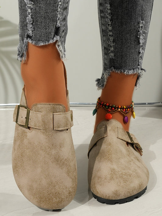 Slipper mit runder Zehenpartie und Schnalle