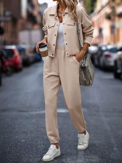 Set aus Oberteil und Hose mit Druckknopfleiste und karierter Textur