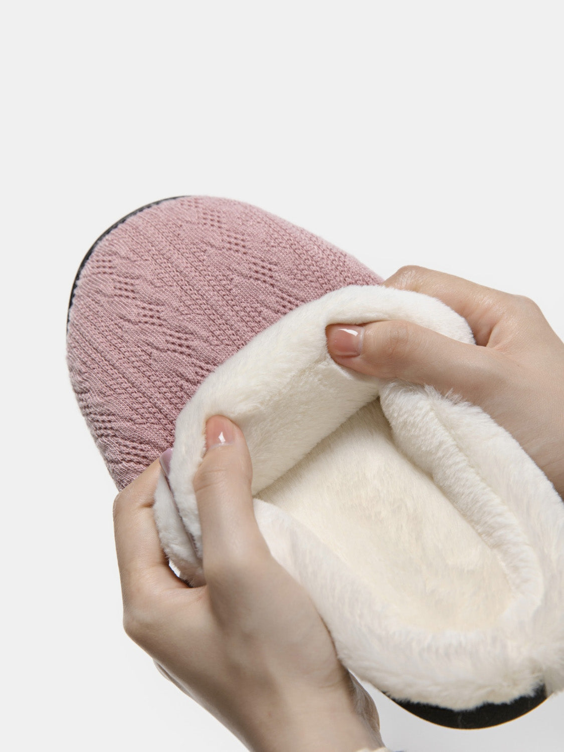 Flache Hausschuhe mit Hornschnalle und pelziger Textur