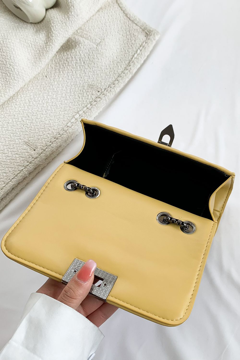 Umhängetasche aus PU-Leder mit Nieten