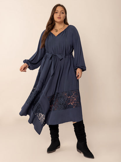 Plus Size Langärmliges Midikleid mit Spitzendetail und Bindeband am Hals