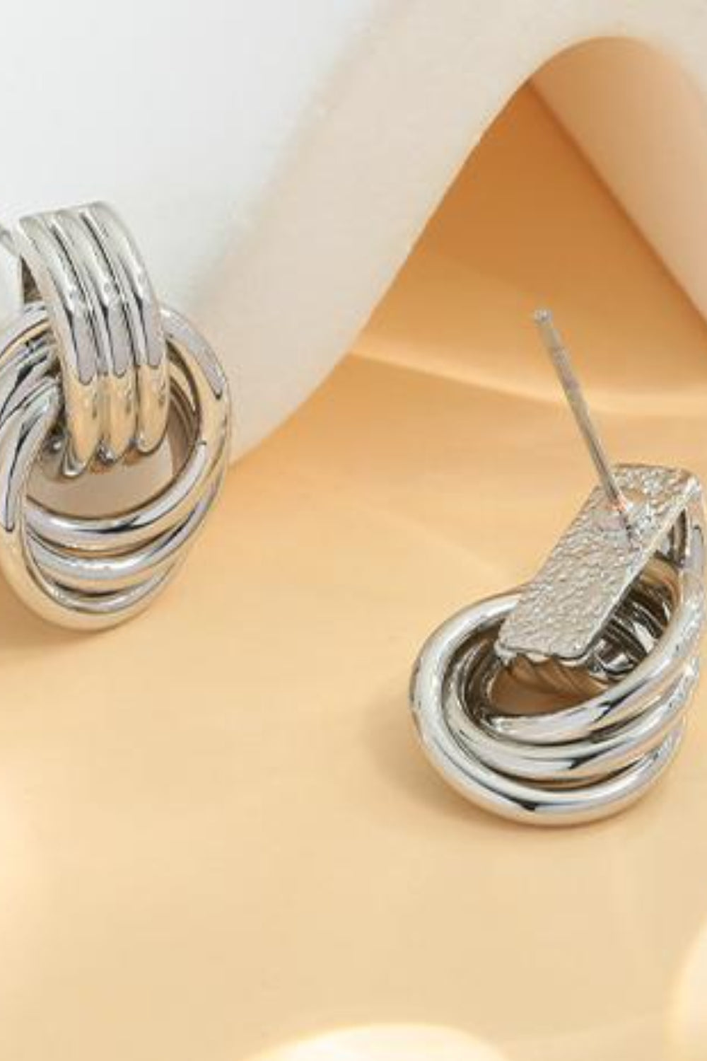 Vergoldete Ohrstecker mit Knoten