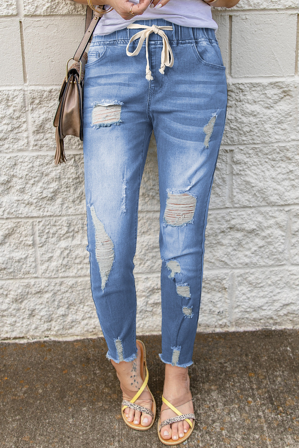 Distressed-Jeans mit Kordelzug, offenem Saum und Taschen