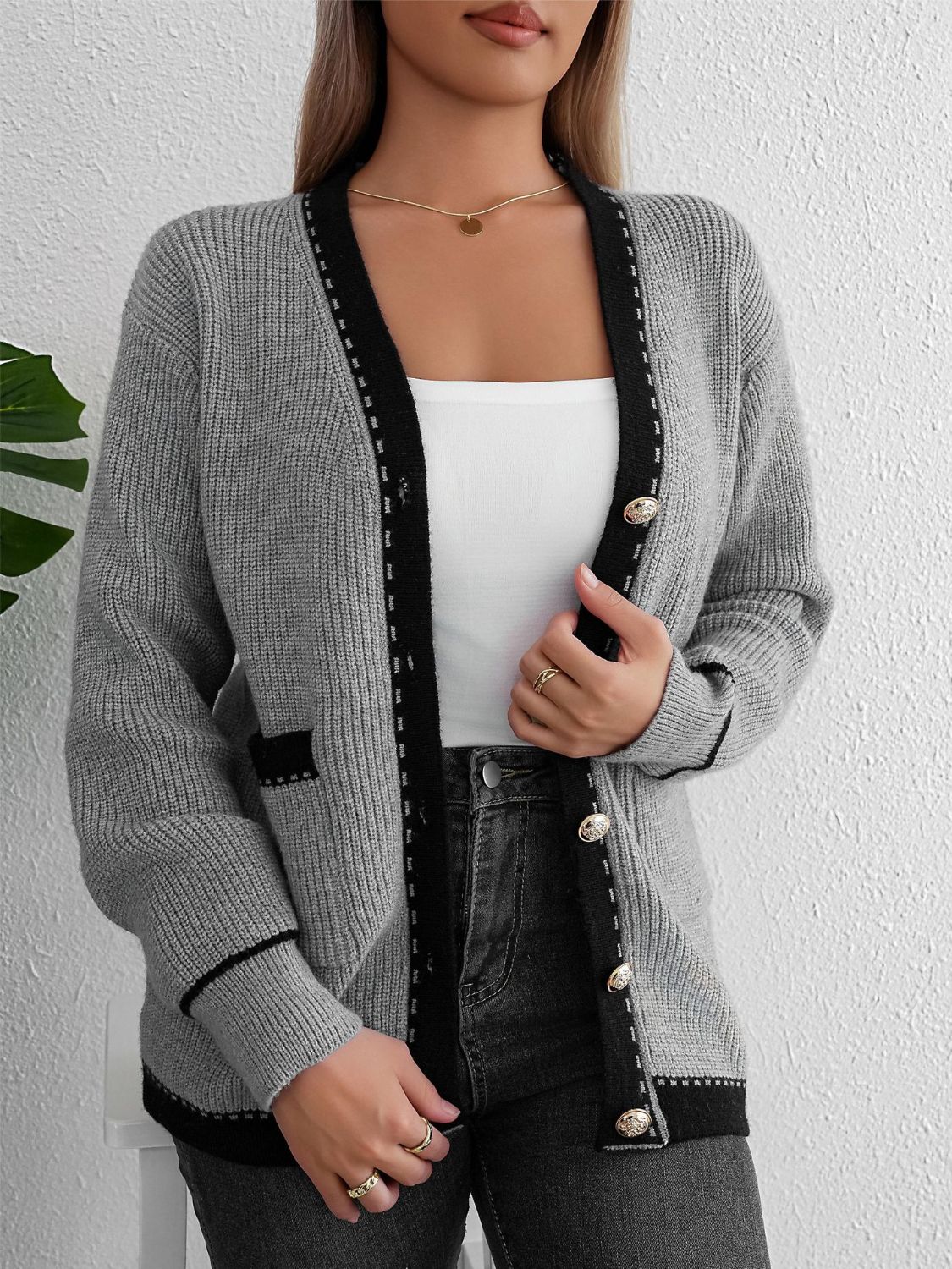 Langärmlige Strickjacke mit Kontrastbesatz und Knopfleiste