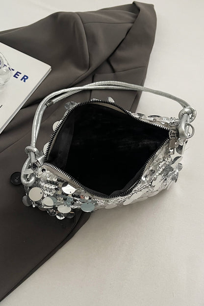 Schultertasche mit Pailletten und geknoteten Riemen