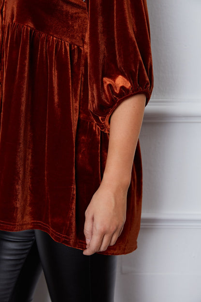 Gestuftes Hemd aus Samt mit Knopfleiste und Kragen