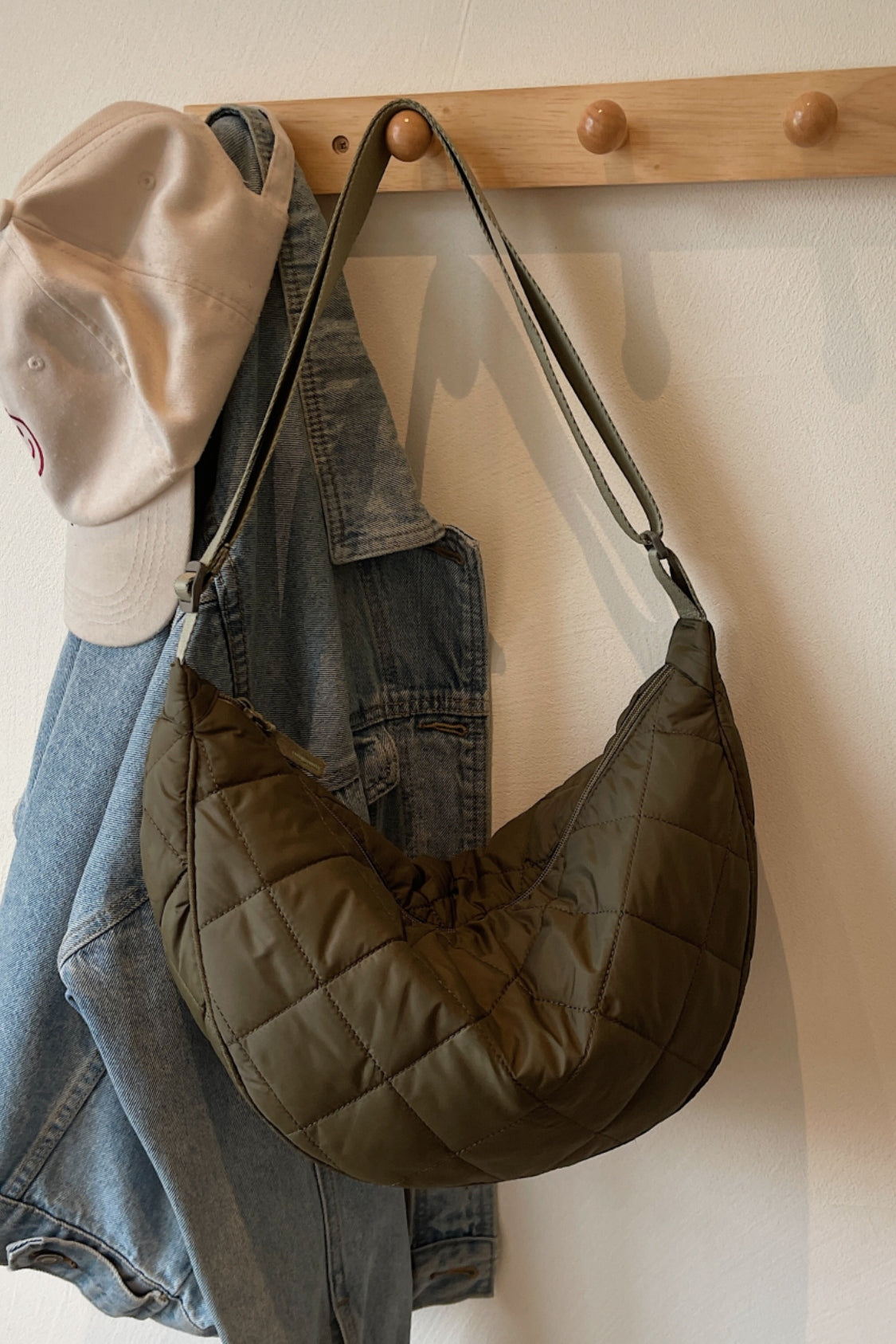 Umhängetasche mit Karomuster, gestepptem und verstellbarem Riemen