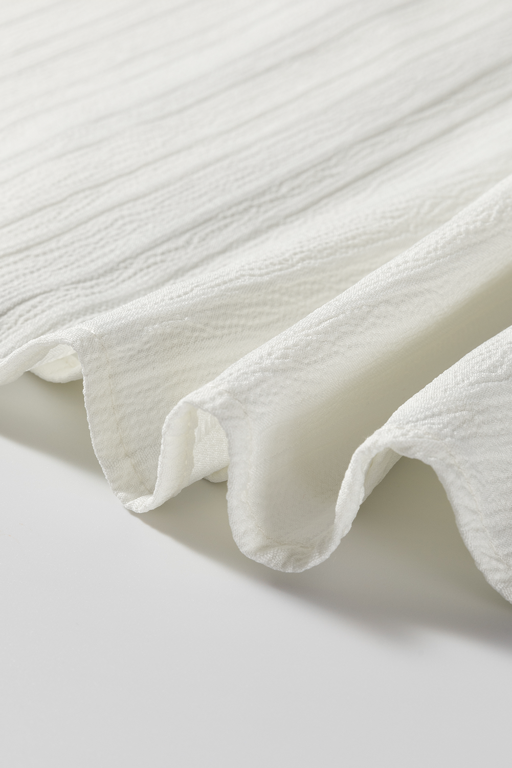 Bluse mit kontrastierenden Einkerbungen und langen Ärmeln