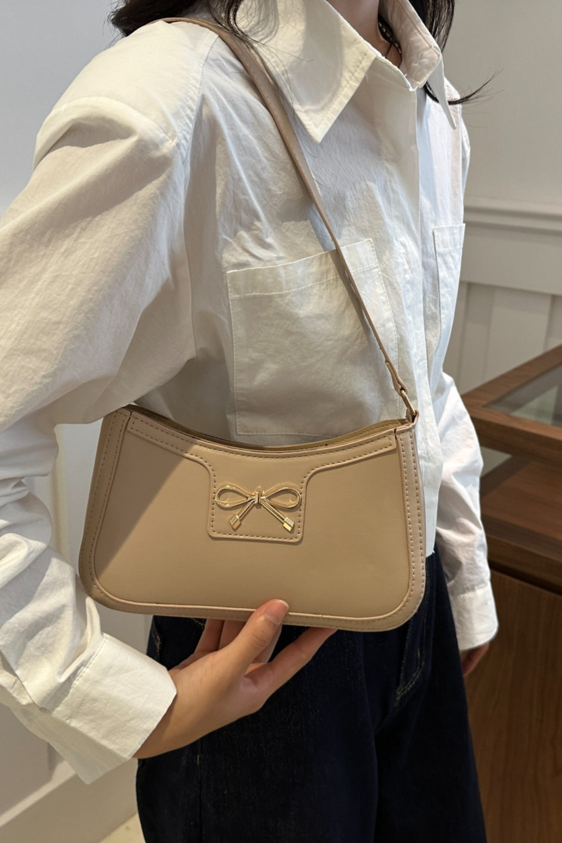 Schultertasche aus PU-Leder mit Schleife