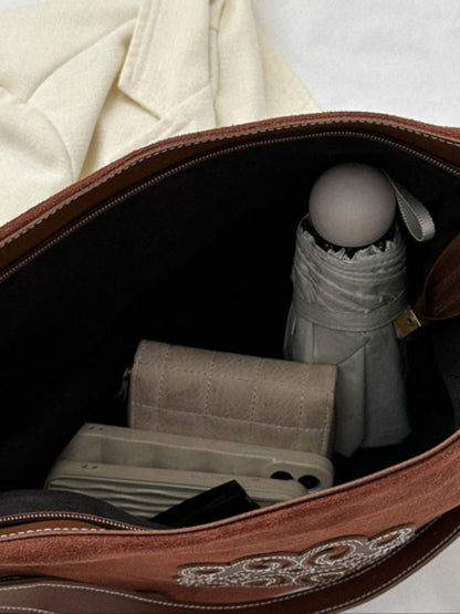 Tote Bag mit Wildlederpatch und verstellbarem Riemen