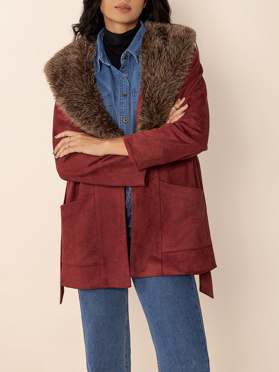 Jacke mit flauschigem Kragen und Taillenschnürung