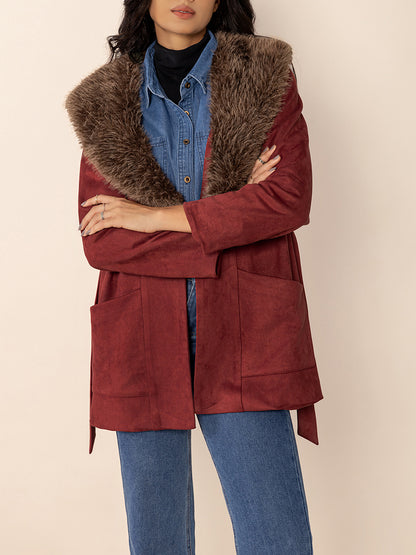 Jacke mit flauschigem Kragen und Taillenschnürung