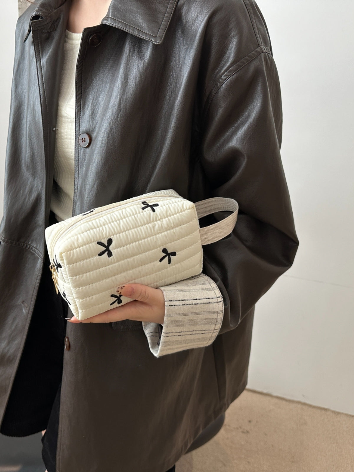 Armband mit kontrastierender Textur und Schleife