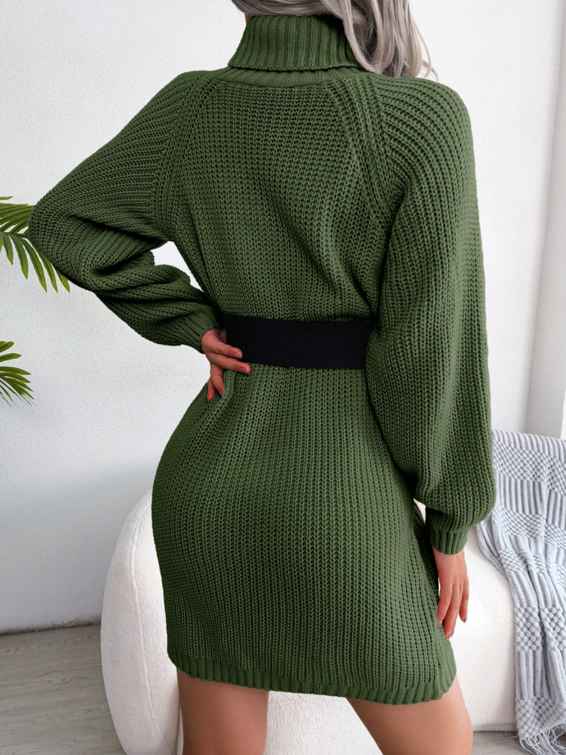 Rollkragenpulloverkleid mit dekorativen Knöpfen