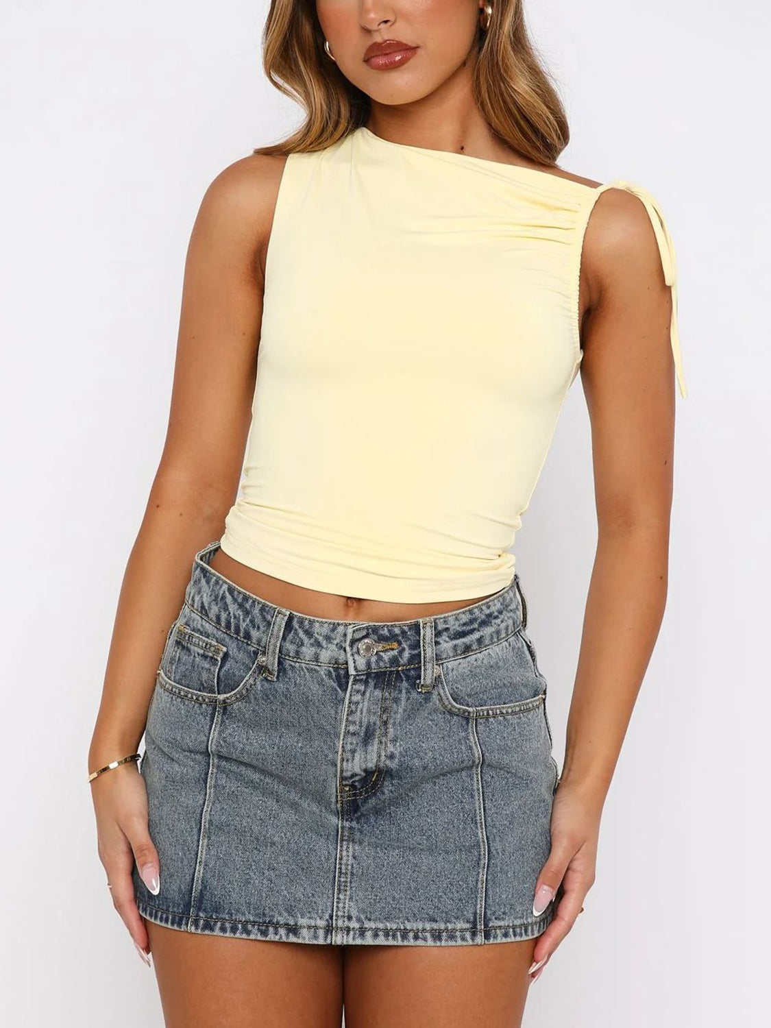 Lovelet – Camisole mit gerüschtem, asymmetrischem Ausschnitt